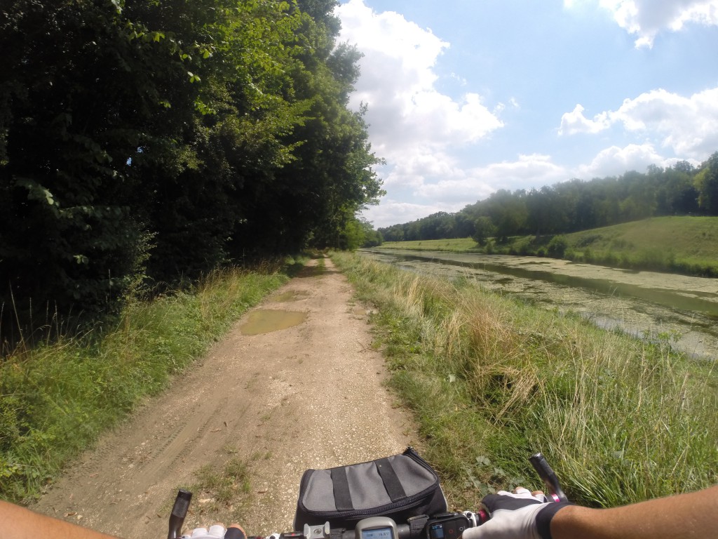 Chemin le long des canaux